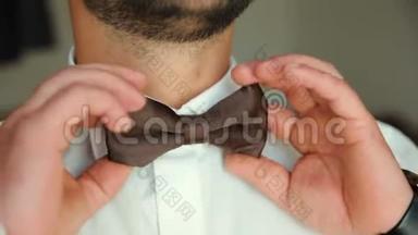 把领结系紧。 检查正确并调整休闲棕色领结